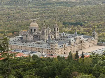 Efemérides de hoy 23 de abril de 2022: El arquitecto Juan Bautista de Toledo coloca la primera piedra del Monasterio de San Lorenzo de El Escorial, en Madrid. 