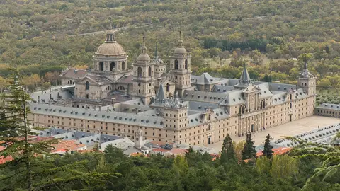 Efemérides de hoy 23 de abril de 2022: El arquitecto Juan Bautista de Toledo coloca la primera piedra del Monasterio de San Lorenzo de El Escorial, en Madrid. Efemérides 23 de abril