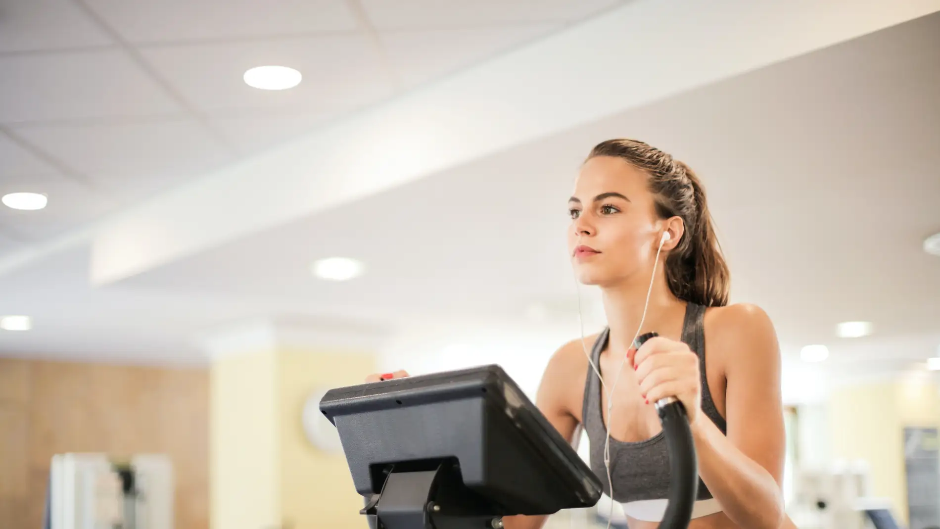 Mujer haciendo ejercicio en el gimnasio.