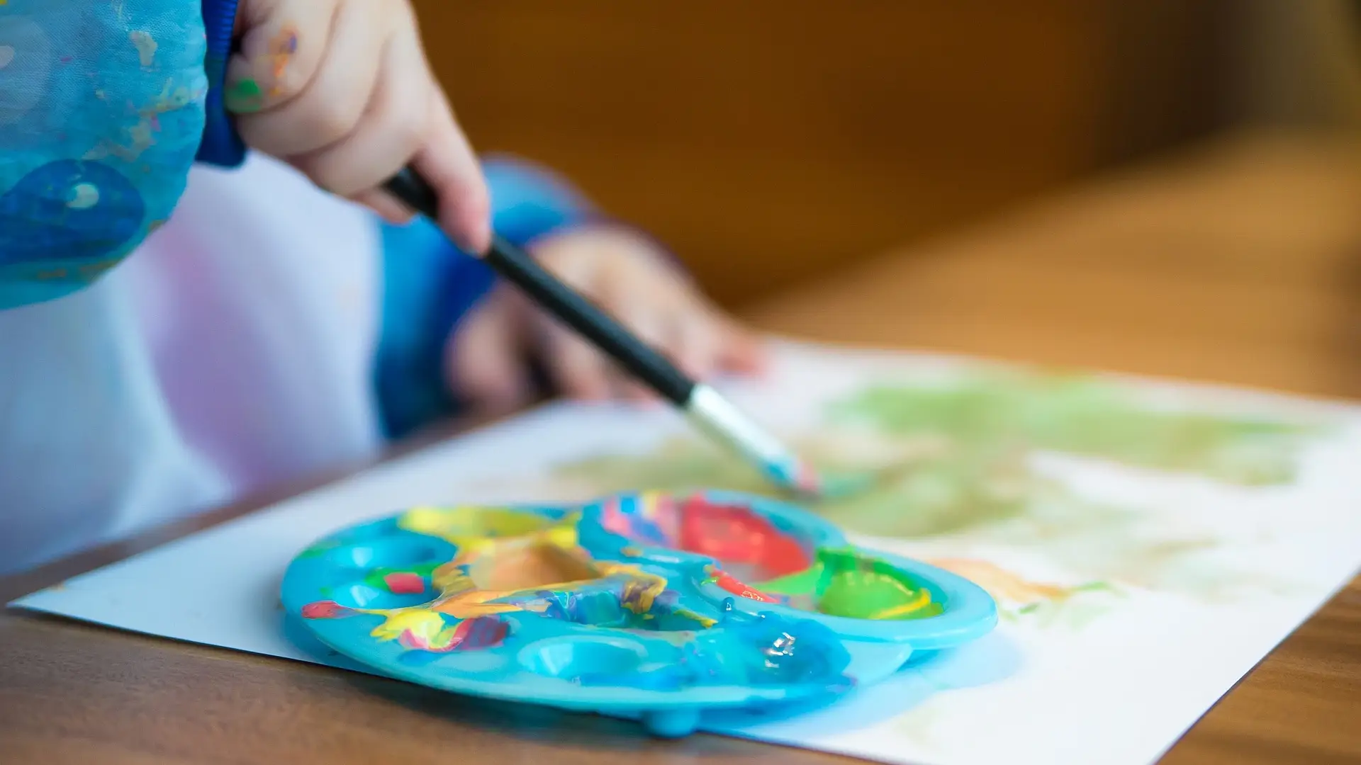 Niño pintando Niño pintando