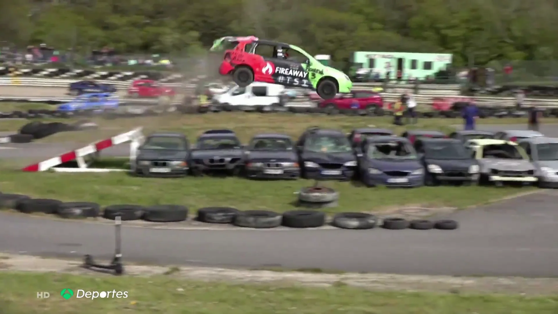 Car jumping, la loca aventura de unos conductores por destrozar los coches
