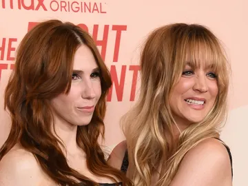 Kaley Cuoco y su compañera en 'The Flight Attendant' Zosia Mamet Kaley Cuoco y su compañera en 'The Flight Attendant' Zosia Mamet