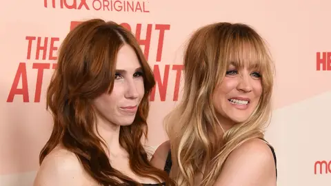 Kaley Cuoco y su compañera en 'The Flight Attendant' Zosia Mamet Kaley Cuoco y su compañera en 'The Flight Attendant' Zosia Mamet