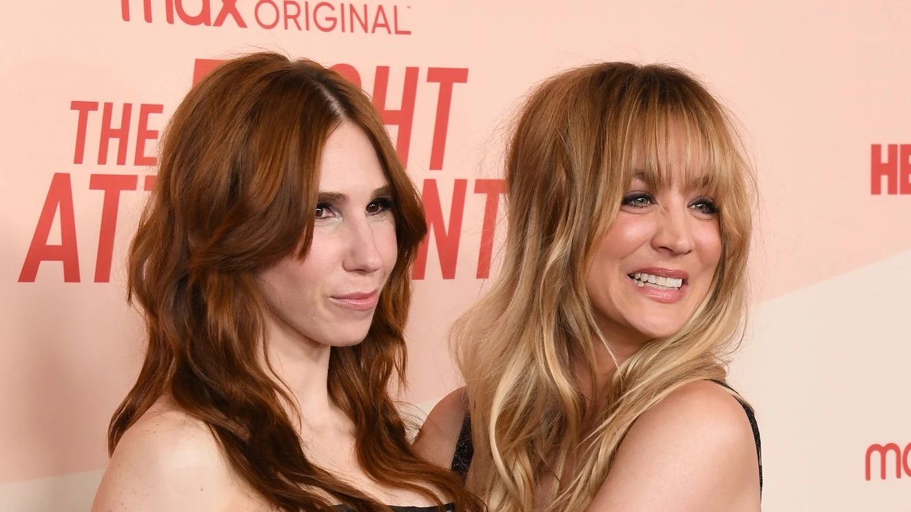 Kaley Cuoco y su compañera en 'The Flight Attendant' Zosia Mamet Kaley Cuoco y su compañera en 'The Flight Attendant' Zosia Mamet