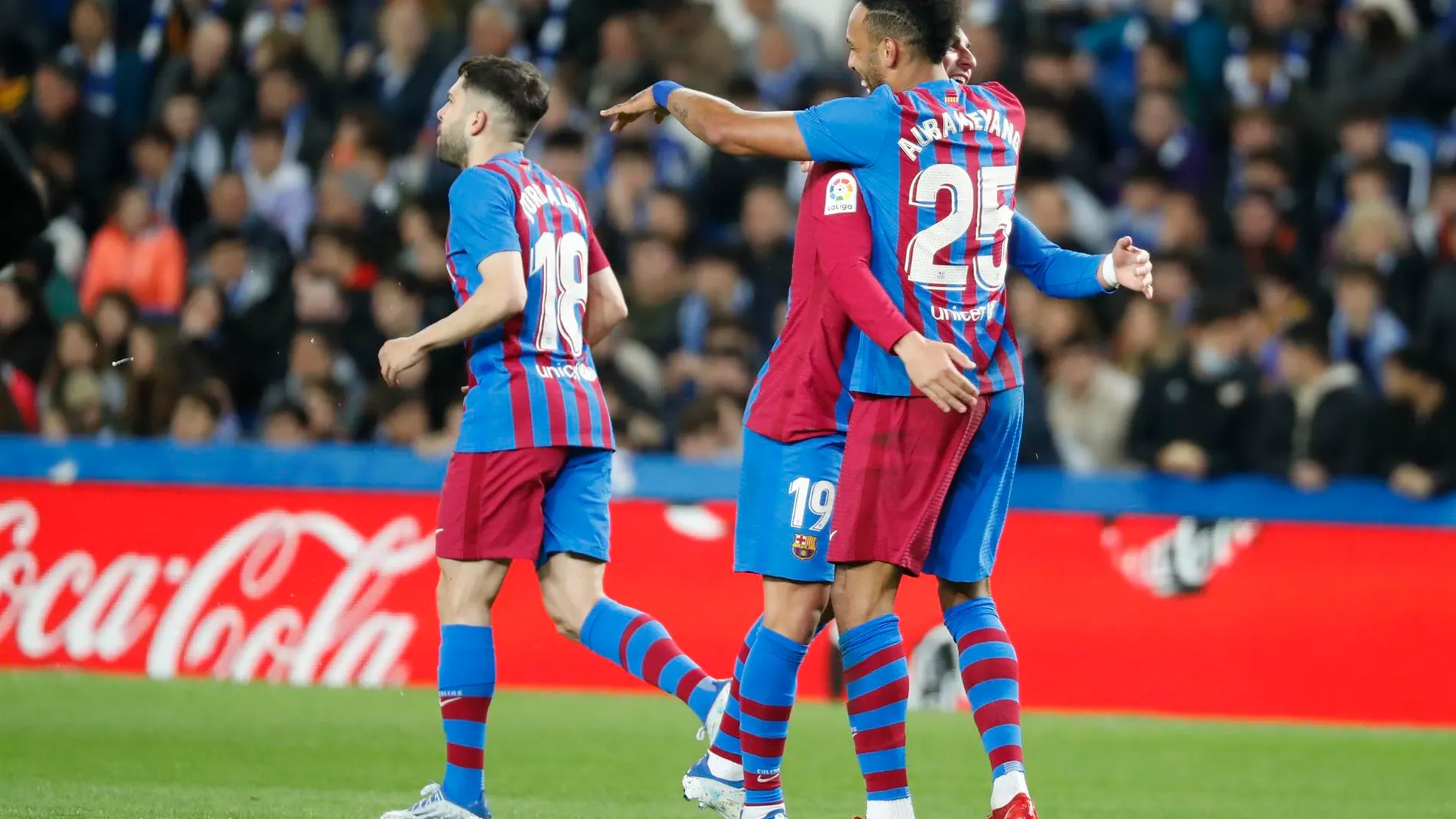 El F.C. Barcelona retrasa el alirón blanco tras una victoria sufrida ante una fuerte Real Sociedad