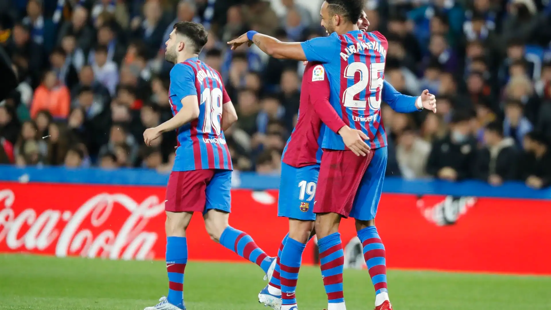 El F.C. Barcelona retrasa el alirón blanco tras una victoria sufrida ante una fuerte Real Sociedad El F.C. Barcelona retrasa el alirón blanco tras una victoria sufrida ante una fuerte Real Sociedad