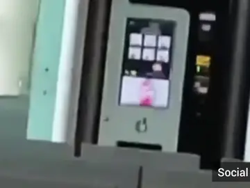 Un hombre corre desnudo por el aeropuerto de El Prat, en Barcelona Un hombre corre desnudo por el aeropuerto de El Prat, en Barcelona