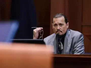 Johnny Depp afirma en los juzgados que Amber Heard dejó "restos fecales humanos" en su cama Johnny Depp afirma en los juzgados que Amber Heard dejó "restos fecales humanos" en su cama