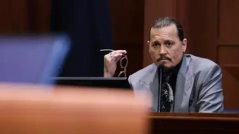 Johnny Depp afirma en los juzgados que Amber Heard dejó "restos fecales humanos" en su cama Johnny Depp afirma en los juzgados que Amber Heard dejó "restos fecales humanos" en su cama