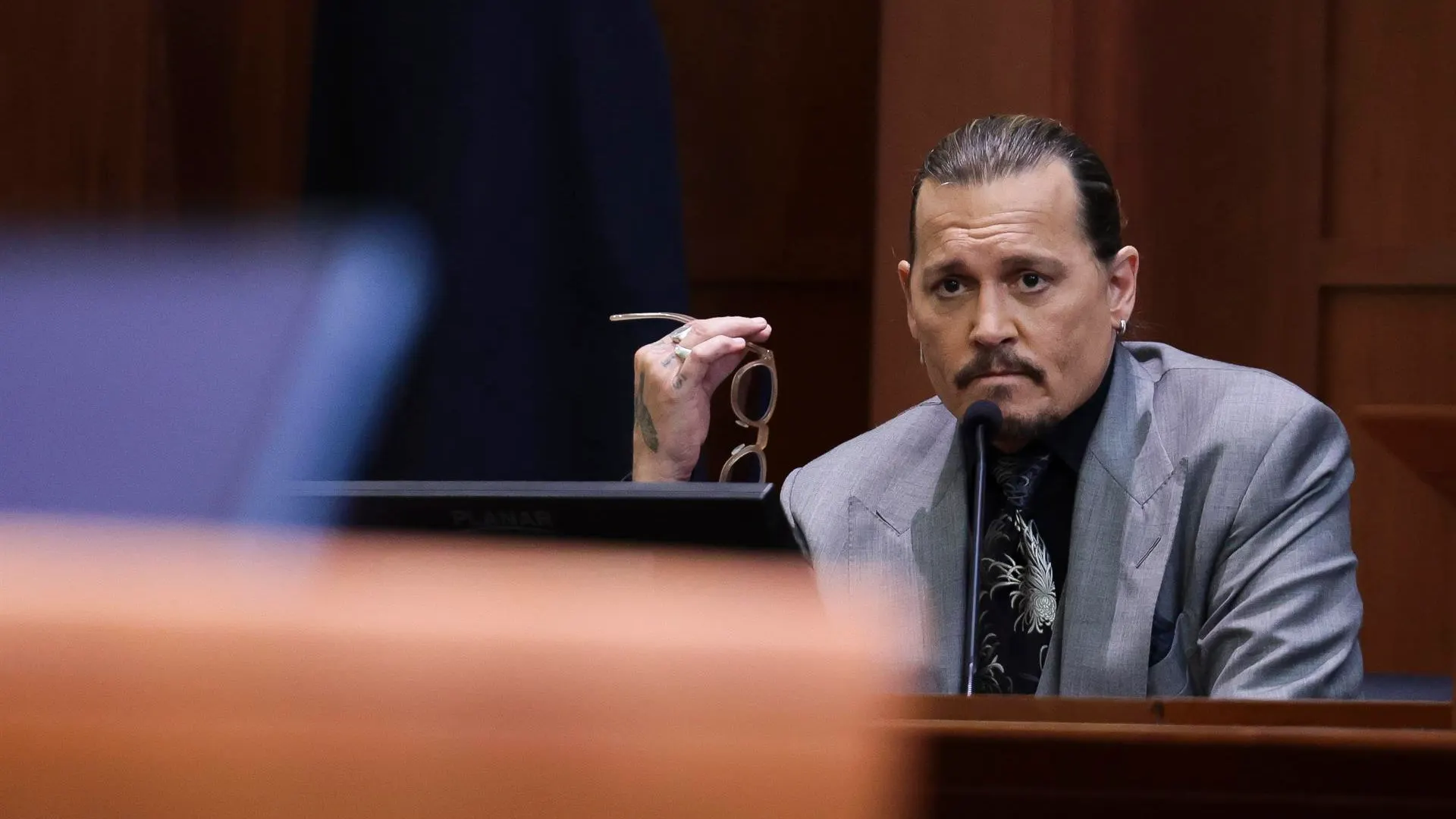 Johnny Depp afirma en los juzgados que Amber Heard dejó "restos fecales humanos" en su cama Johnny Depp afirma en los juzgados que Amber Heard dejó "restos fecales humanos" en su cama