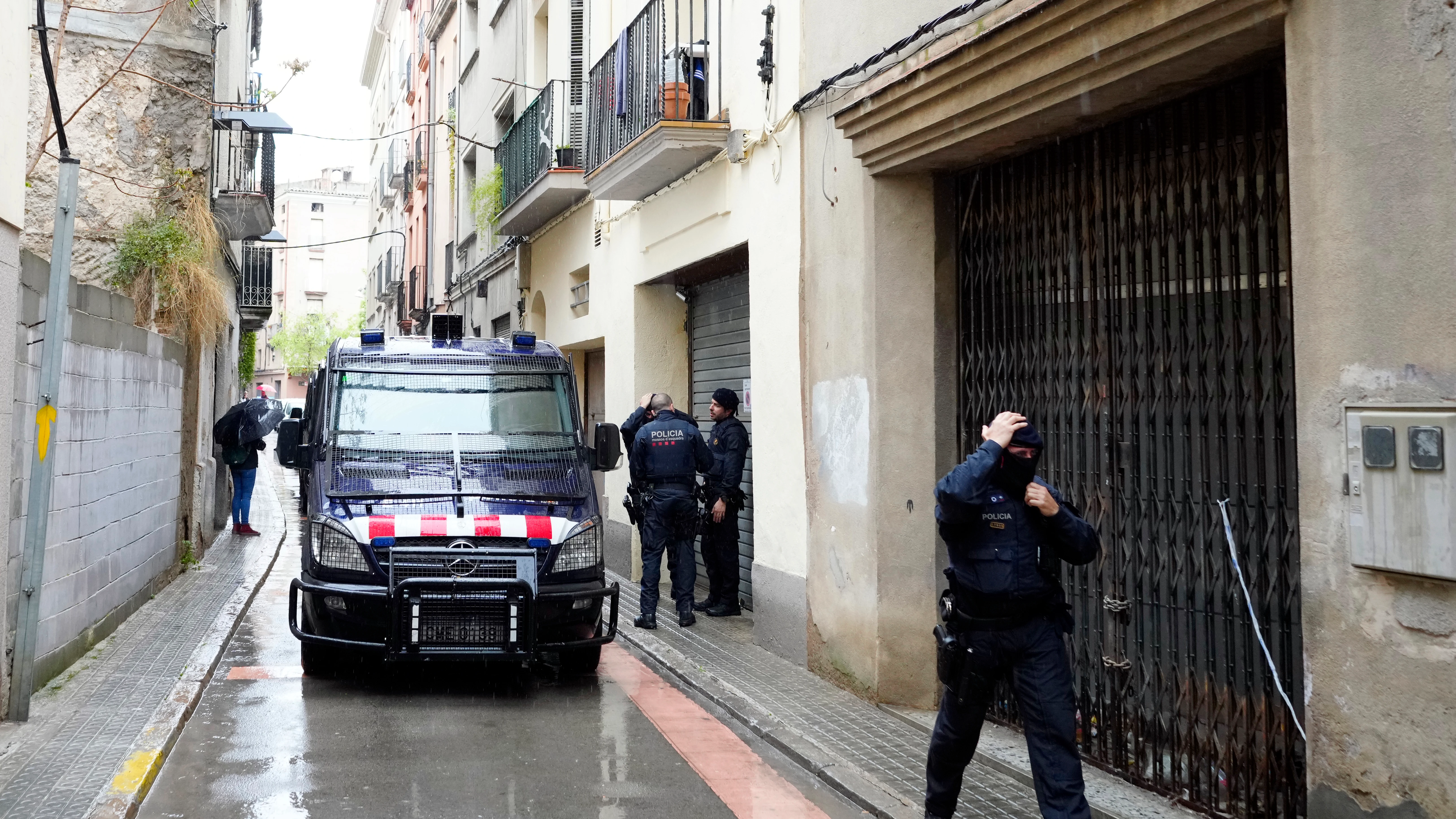 Los Mossos registrando una vivienda de Igualada Los Mossos registrando una vivienda de Igualada