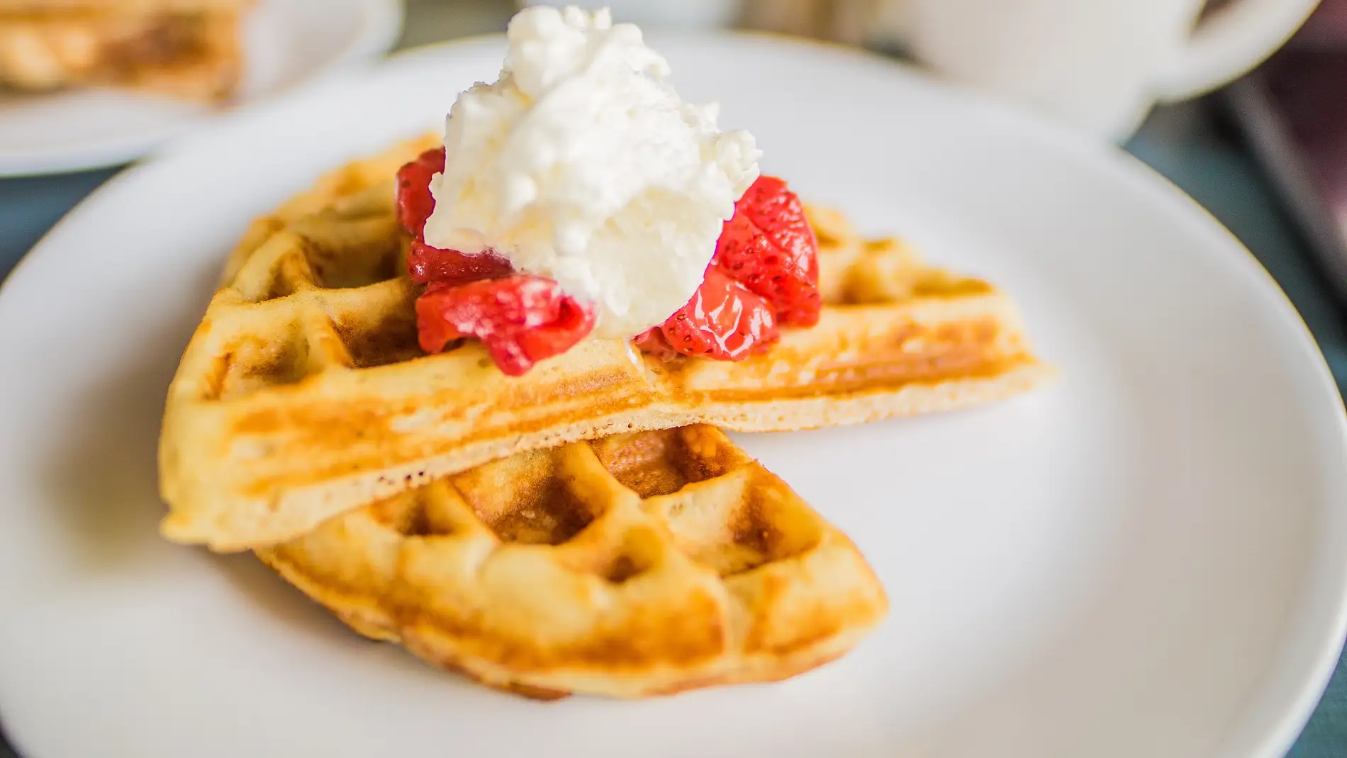 Gofres con nata y fresas