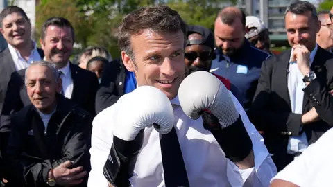 Macron con guantes de boxeo Macron con guantes de boxeo