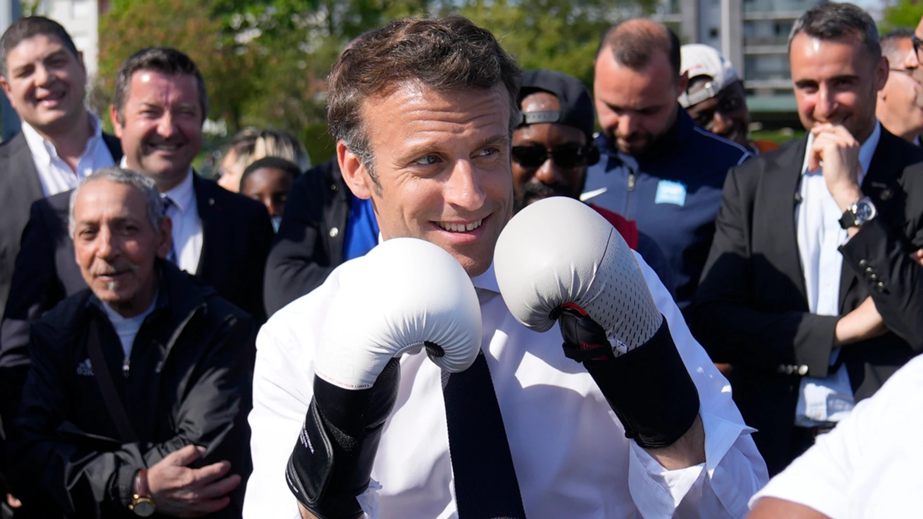 Macron con guantes de boxeo
