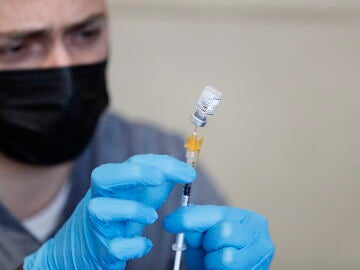Un enfermero prepara una vacuna Pfizer