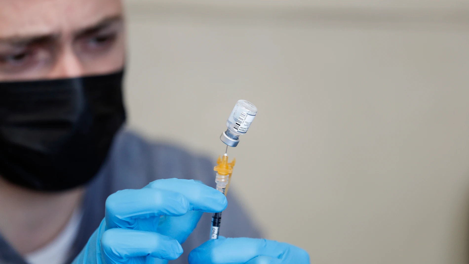 Un enfermero prepara una vacuna Pfizer