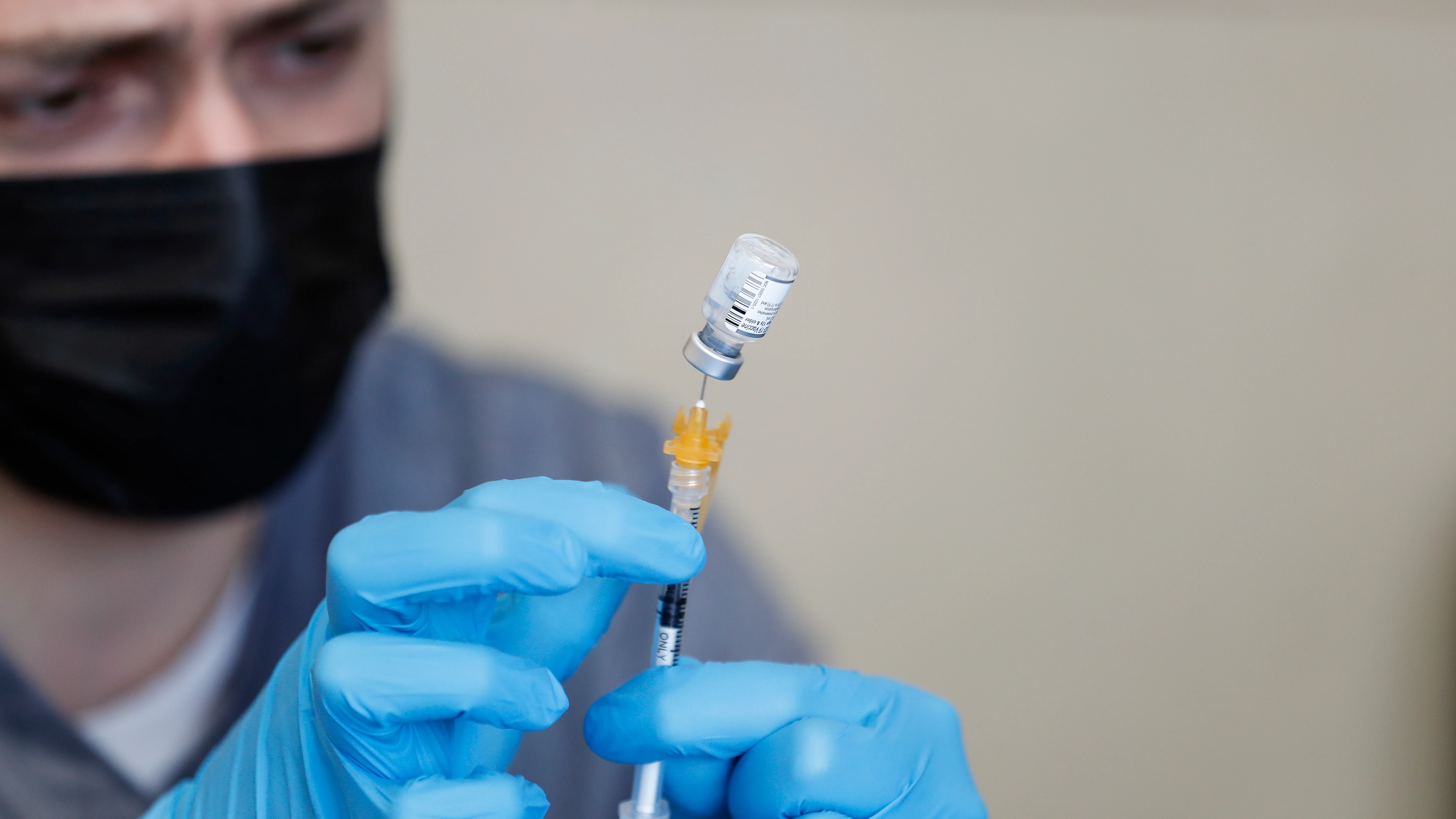 Un enfermero prepara una vacuna Pfizer Un enfermero prepara una vacuna Pfizer