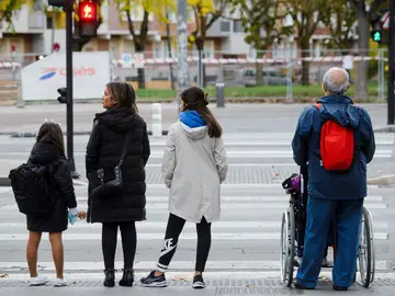 Imagen de archivo de varias personas en un paso de cebra. Imagen de archivo de varias personas en un paso de cebra.