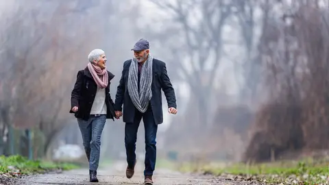 Mayores de 55 años paseando por su ciudad Mayores de 55 años paseando por su ciudad