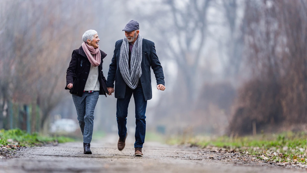 Mayores de 55 años paseando por su ciudad Mayores de 55 años paseando por su ciudad