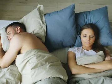 Pareja en la cama enfadada. Pareja en la cama enfadada.