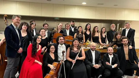 Diana Navarro junto al equipo de 'El amor...Falla' Diana Navarro junto al equipo de 'El amor...Falla'