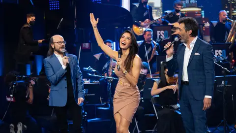 Juan del Val, Pilar Rubio y Santiago Segura cantan ‘New York, New york” junto a la FSO en ‘El Desafío’ Juan del Val, Pilar Rubio y Santiago Segura cantan ‘New York, New york” junto a la FSO en ‘El Desafío’
