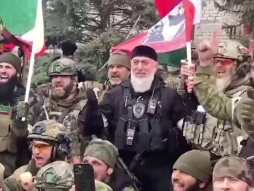 Así celebran las tropas chechenas la toma de Mariúpol