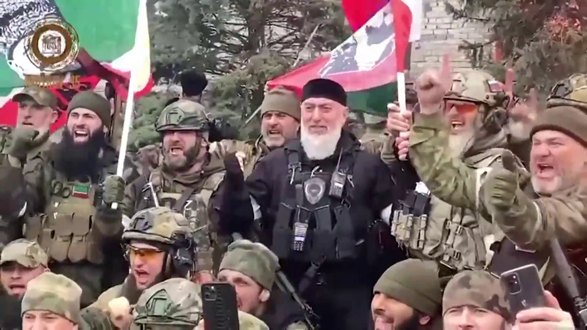 Así celebran las tropas chechenas la toma de Mariúpol