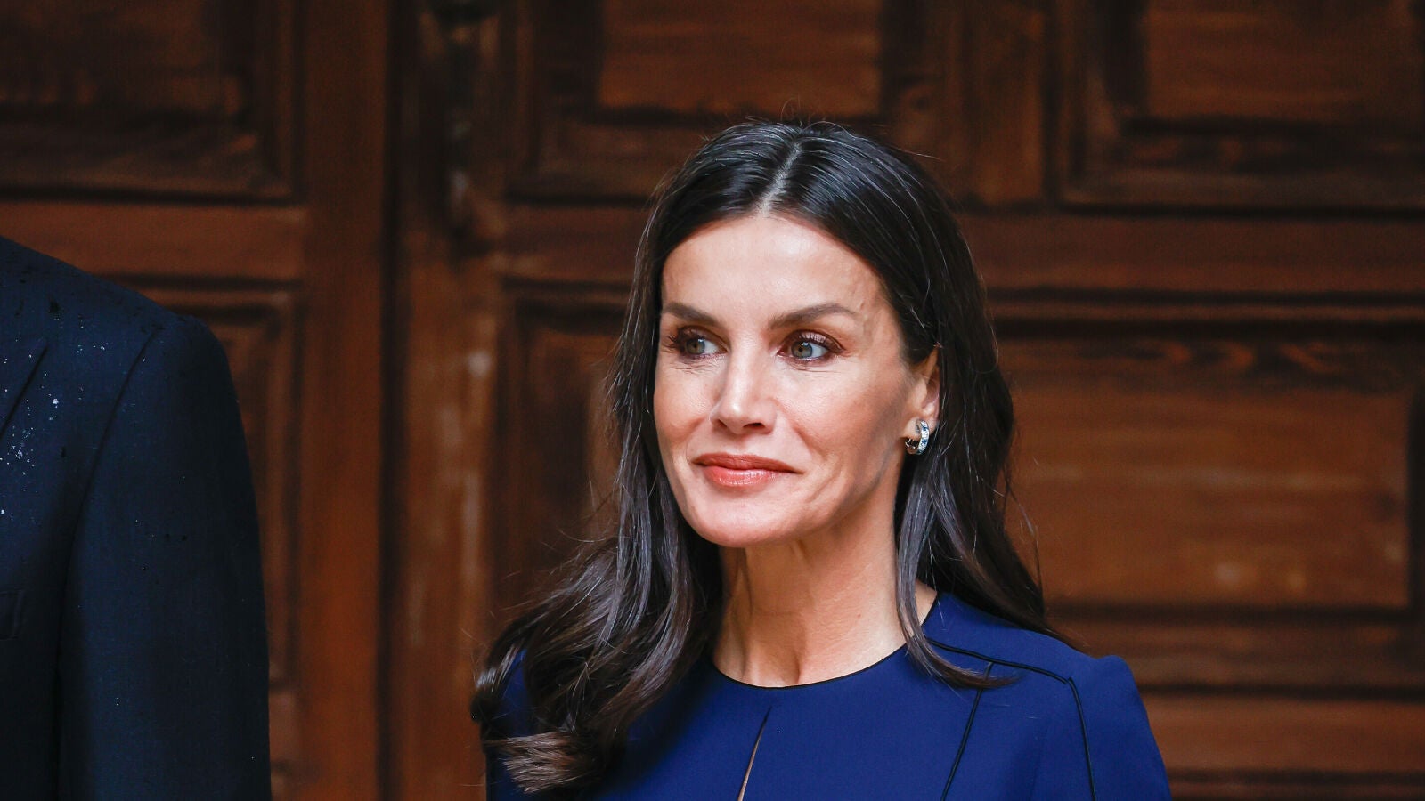 La Reina Letizia recicla uno de sus vestidos más exitosos para la entrega del Premio Miguel de Cervantes 2021
