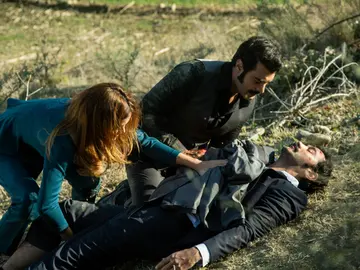 Züleyha, Demir y Yilmaz en 'Tierra Amarga' Züleyha, Demir y Yilmaz en 'Tierra Amarga'