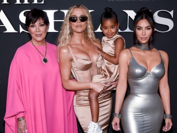 Kris Jenner, Khloé Kardashian y su hija True, y Kim Kardashian