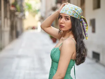 Chica con pañuelo en la cabeza Chica con pañuelo en la cabeza