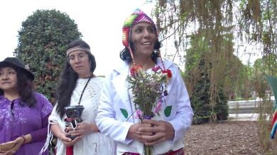 El hombre que se ha 'casado' con un árbol centenario de El Retiro: 