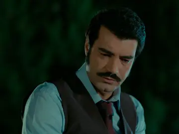 Demir pide perdón a Hünkar por no haber encontrado a su asesino  Demir pide perdón a Hünkar por no haber encontrado a su asesino