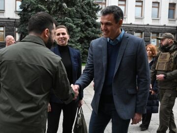 El presidente ucraniano, Volodímir Zelenski, dándole la mano al presidente español, Pedro Sánchez