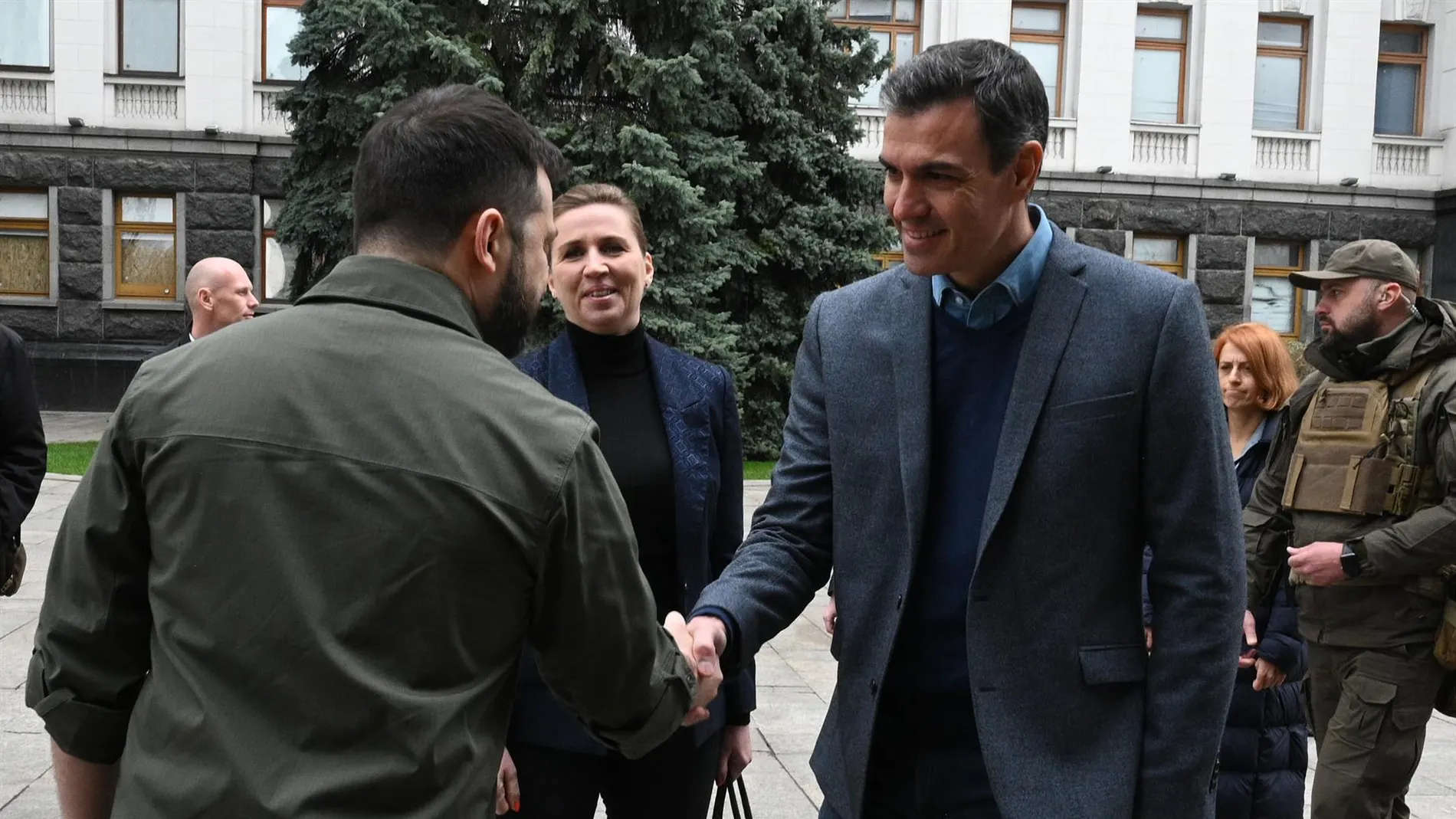 El presidente ucraniano, Volodímir Zelenski, dándole la mano al presidente español, Pedro Sánchez