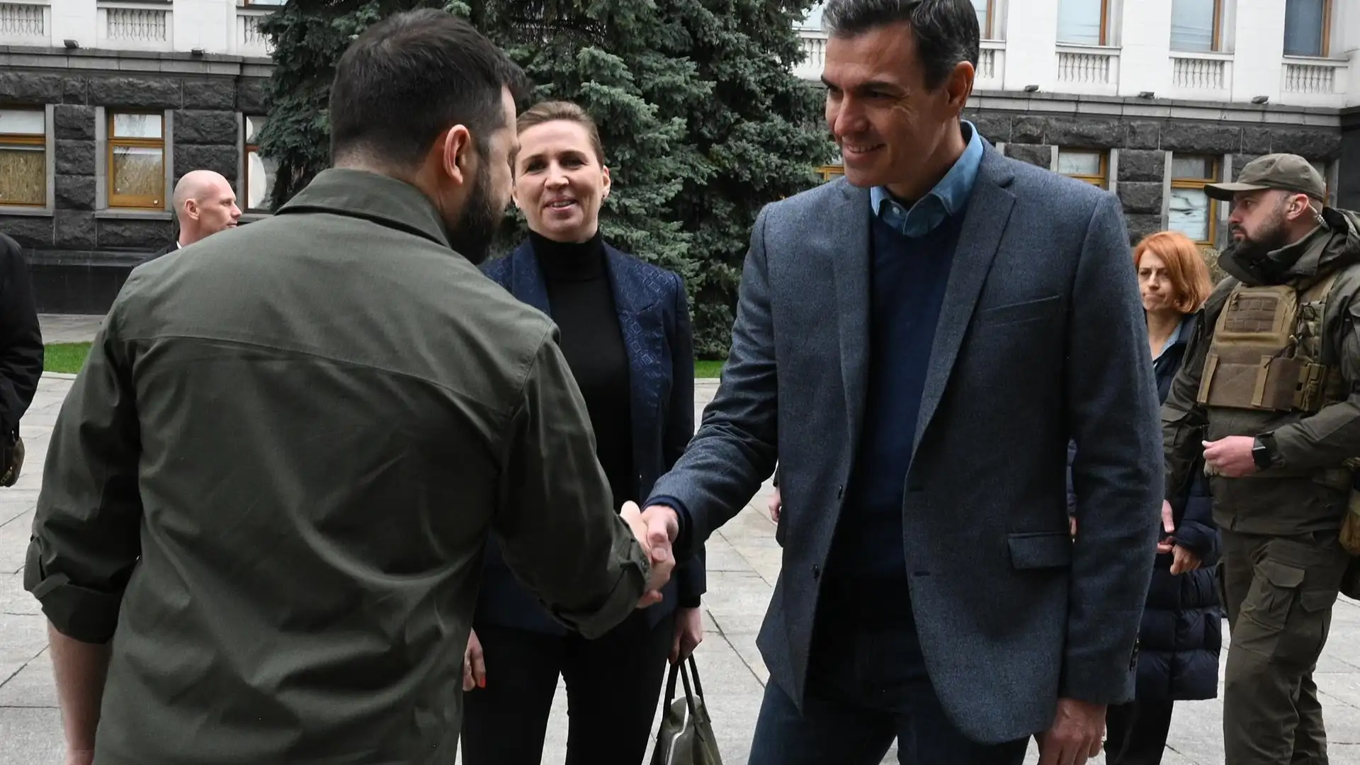 El presidente ucraniano, Volodímir Zelenski, dándole la mano al presidente español, Pedro Sánchez El presidente ucraniano, Volodímir Zelenski, dándole la mano al presidente español, Pedro Sánchez