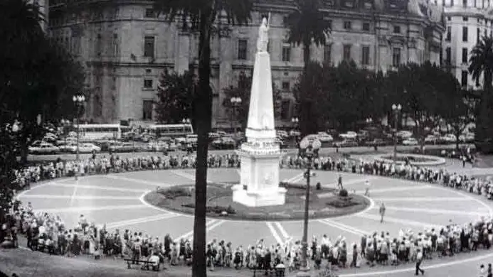 Efemérides de hoy 30 de abril de 2022: Las Madres de Mayo marchan por primera vez en la Plaza de Mayo. Efemérides