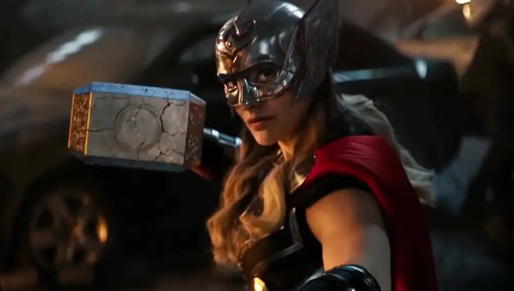 Natalie Portman carrying Thor's hammer in 'Thor: Love and Thunder'