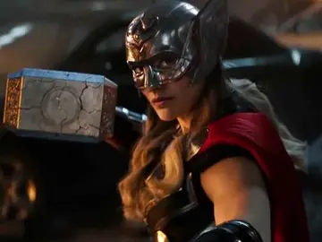 Natalie Portman portando el martillo de Thor en 'Thor: Love and Thunder' Natalie Portman portando el martillo de Thor en 'Thor: Love and Thunder'