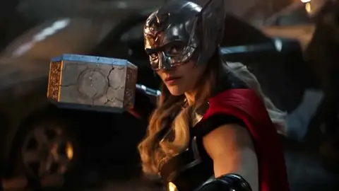 Natalie Portman portando el martillo de Thor en 'Thor: Love and Thunder' Natalie Portman portando el martillo de Thor en 'Thor: Love and Thunder'