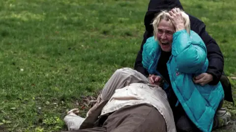 La desgarradora historia de Yana, una ucraniana que encontró el cadáver de su padre tirado en la calle tras un bombardeo ruso La desgarradora historia de Yana, una ucraniana que encontró el cadáver de su padre tirado en la calle tras un bombardeo ruso