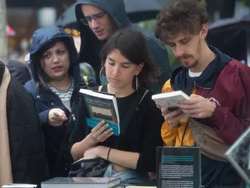 Varias personas comprando libros durante Sant Jordi en Barcelona