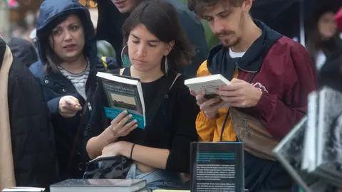 Varias personas comprando libros durante Sant Jordi en Barcelona Varias personas comprando libros durante Sant Jordi en Barcelona