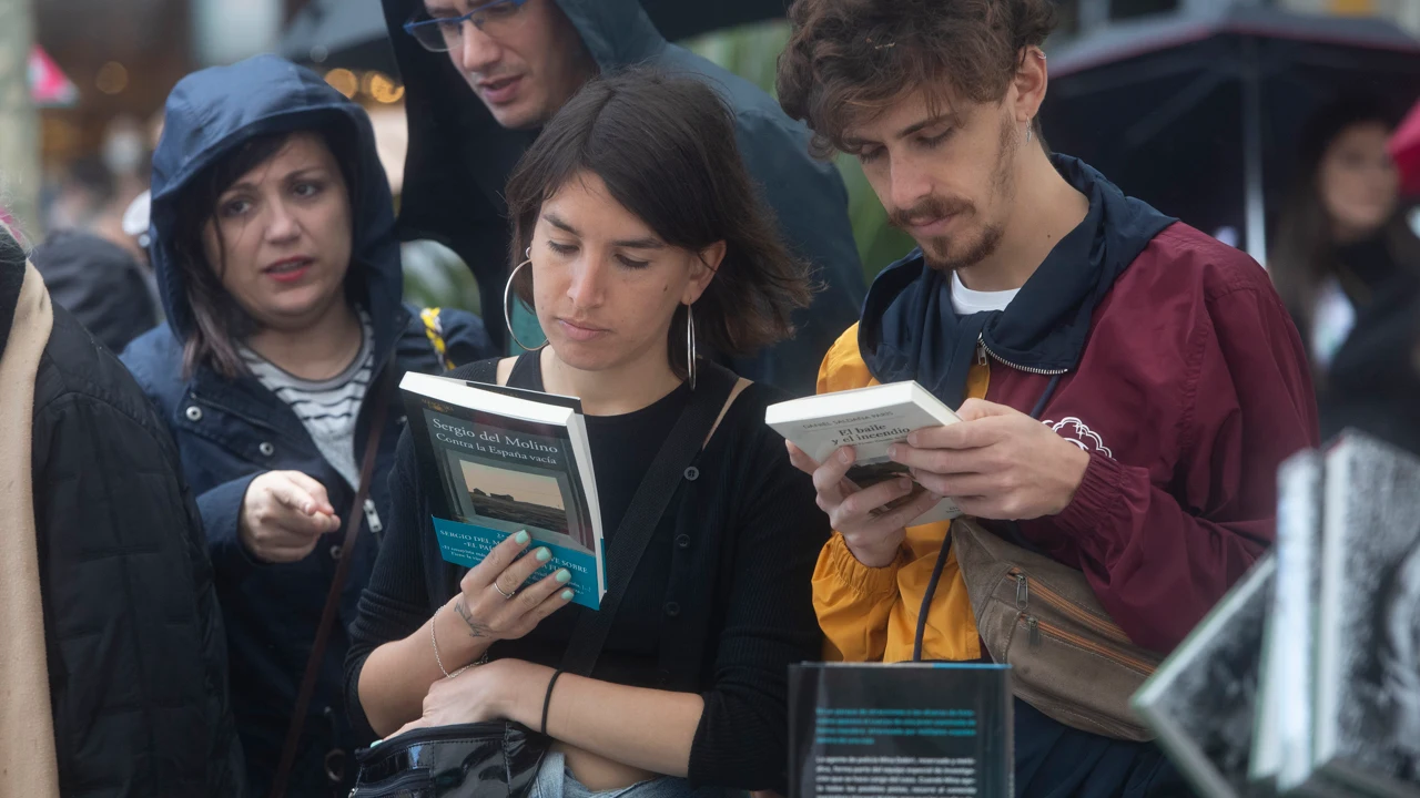 Varias personas comprando libros durante Sant Jordi en Barcelona