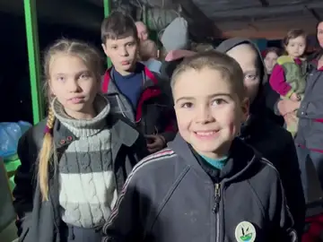 Las  primeras imágenes de las mujeres y los niños refugiados en los sótanos del complejo siderúrgico Azovstal de Mariúpol