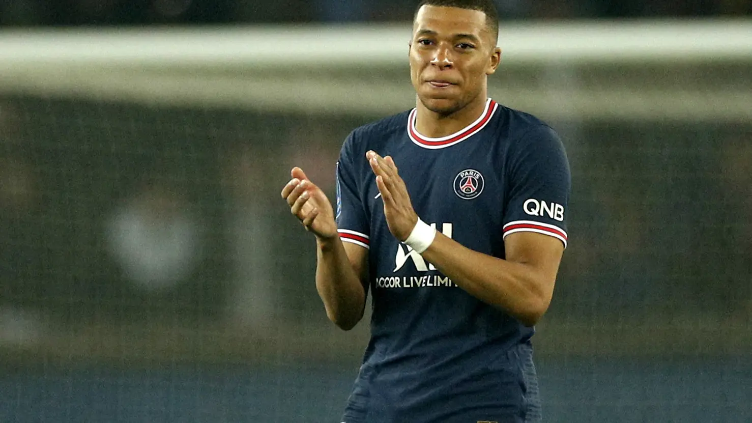 Mbappé en un partido con el PSG Leonardo avisa a los blancos: "Quizá en Madrid están demasiado seguros de que Mbappé va allí"