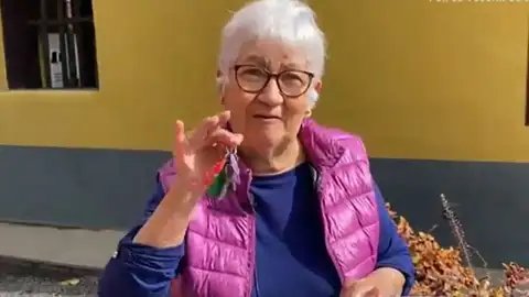 Vecinos de La Palma reciben las llaves de sus nuevos hogares, mientras otros los recuperan de debajo de las cenizas Vecinos de La Palma reciben las llaves de sus nuevos hogares, mientras otros los recuperan de debajo de las cenizas