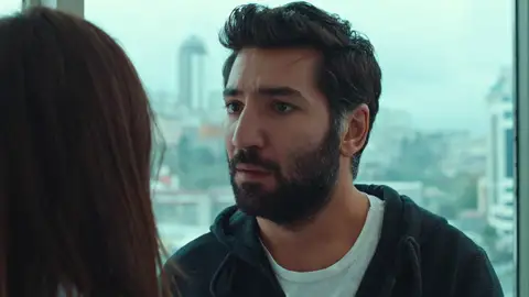 Aras, cada vez más confundido, comparte con Asya su mayor preocupación: "¿Y si yo fuera un hombre peligroso?" Aras cada vez está más nervioso: no recuerda prácticamente nada y ni se acuerda de quién es.